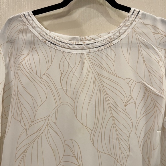 Liz Claiborne White with gold leaf top. Size 2X - Picture 2 of 4